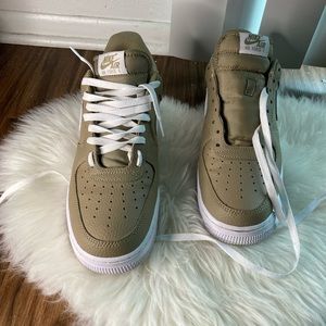 air force color way cream and white i only wear them one time